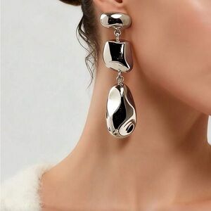 Aurelia Noire Sculptural Earrings